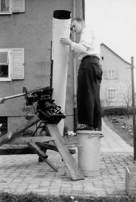 Ende der 50er Jahre: Test des Achsensystems und des selbstgebauten 21cm-Spiegelteleskops im Hof des damaligen Hauswirts Johann Stangl. Man beachte die ungewöhnlichen astronomischen Hilfsmittel.