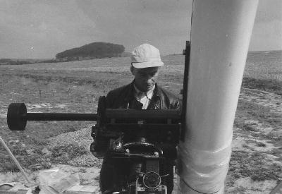 Die erste Spitzersche Sternwarte in Simmershausen um 1960. Im Hintergrund der Häuschensberg noch ohne Turm.