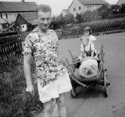 Transport des Fernrohrs vom Wohn- zum Beobachtungsort in Simmershausen (ca. 1960).