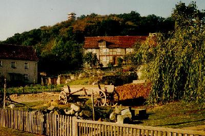 Turm im Rohbau gegen 1962. Im Vordergrund ein Teil der alten Domäne in Rothwesten.