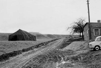 Beginn des Kuppelbaus Anfang der 60er Jahre unter einem Mannschaftszelt der Amerikaner auf einer Wiese am Fuße des Häuschensberges.