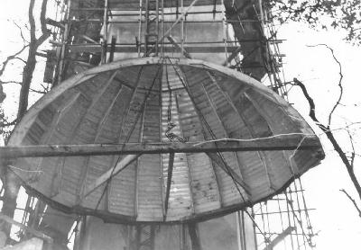 Eine Kuppelhälfte wird mit der Seilwinde außen am Baugerüst hochgezogen (1963).